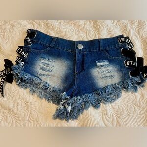Distressed Denim Shorts 🤍 Lace‑Up LOVE Ribbon 🔥 Festival / Rave Style M